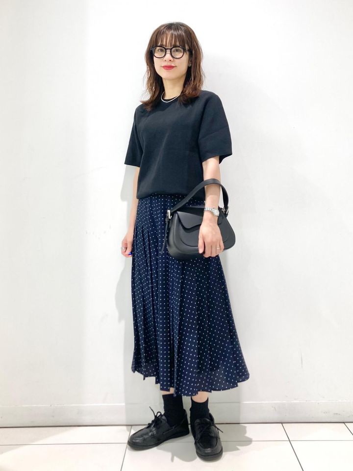 ブラックのメンズニットを合わせて、黒＆ネイビーでまとめて 出典：StyleHint
