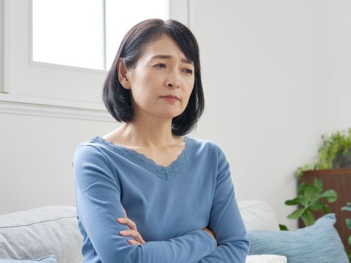 【医師が回答】更年期を過ぎると女性ホルモンが減り、認知症になりやすいのではと不安に思う方は多いもの。本当にリスクは高まるのか、そして今からできる対策はあるのか。気になるポイントを解説します。（※画像：Shutterstock.com）