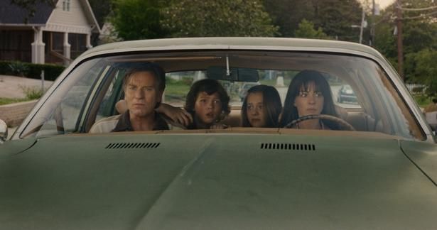 ミッチェル作品で初めて家族が描かれるであろう『オークストリートの異変』 [c] 2025 Warner Bros. Ent. All Rights Reserved