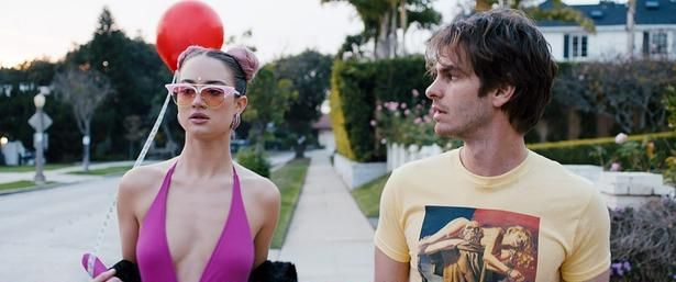 オタク青年がL.A.の奇妙な世界に踏み込んでいく(『アンダー・ザ・シルバーレイク』) [c] A24 /Courtesy Everett Collection