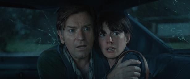 『オークストリートの異変』は8月14日(金)より公開 [c] 2025 Warner Bros. Ent. All Rights Reserved