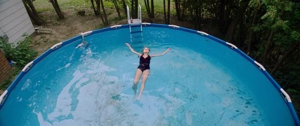 プールや水が印象的に用いられ、生と死の象徴など様々な解釈を生みだしている(『イット・フォローズ』) [c] RADiUS-TWC/courtesy Everett Collection