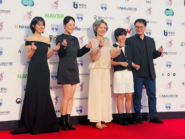 第30回プチョン国際ファンタスティック映画祭のレッドカーペットに登場した『Home A Loan』チーム