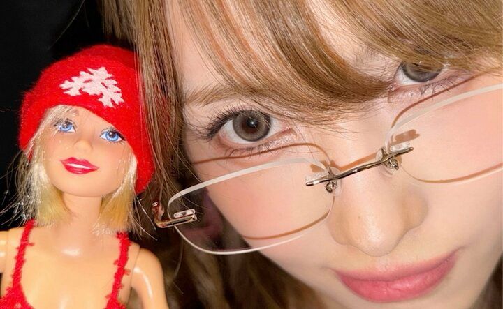 【写真・画像】TWICE・MOMO、自宅写真を公開 バービーコレクションや自作のイラストも 1枚目