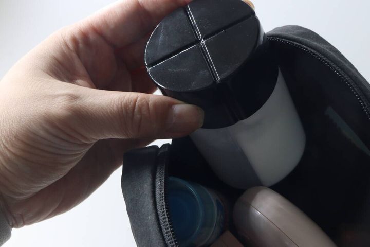 詰め替え容器セットをトラベルポーチに収納する