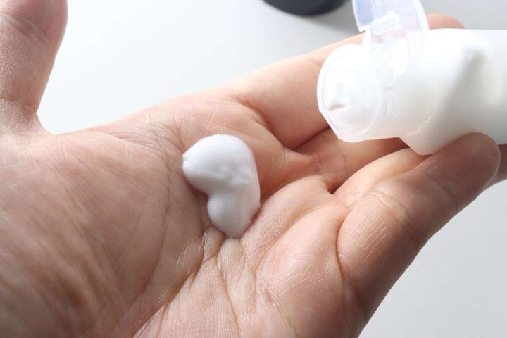 詰め替えボトルから手のひらに乳液を出す