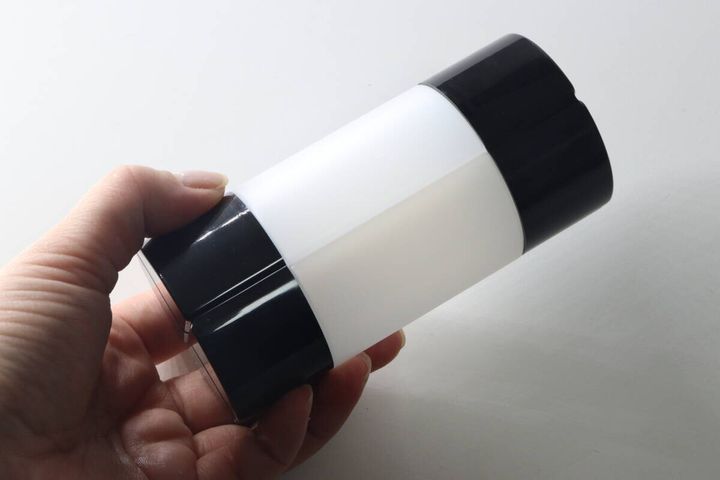 女性の手がダイソーの詰め替え容器セットを持つ