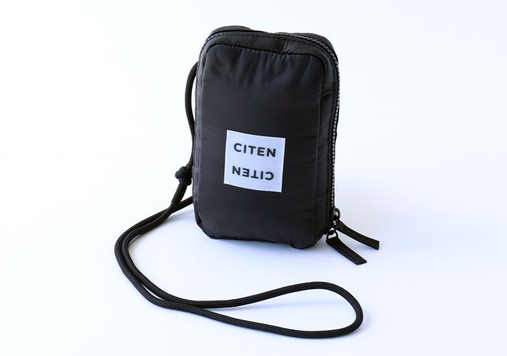 黒いパファー素材のCITENスマホショルダーバッグの全体像