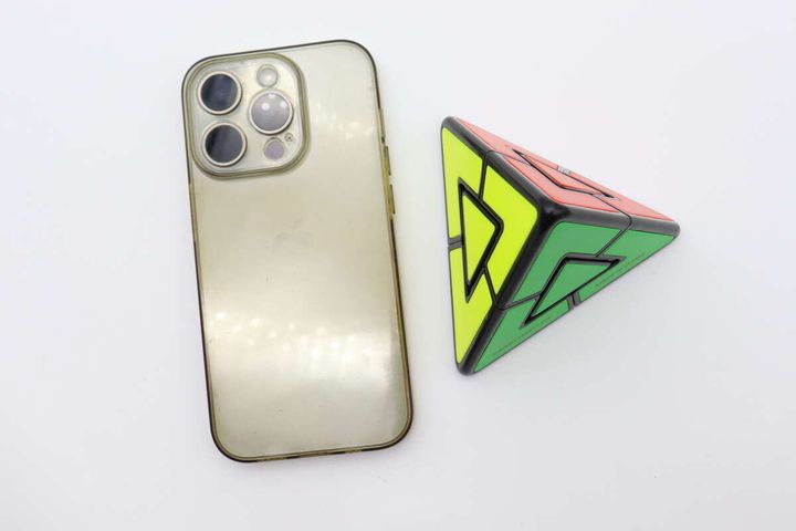 スマートフォンとピラミッド型パズルを並べてサイズ比較