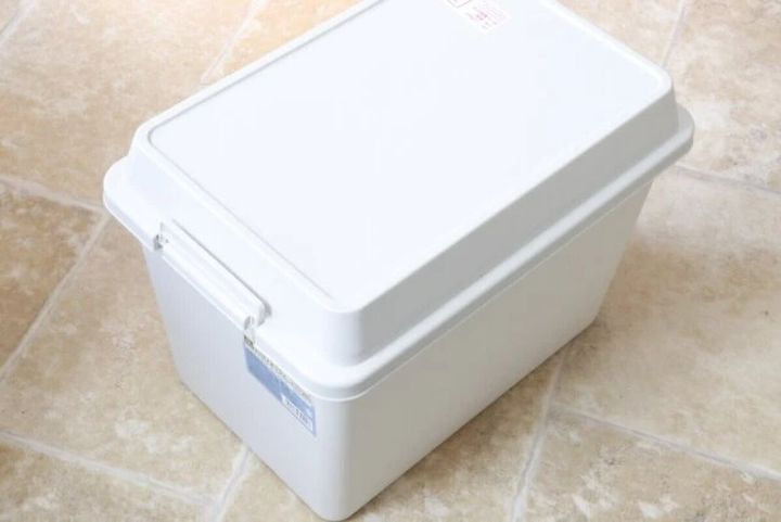 白いフタ付きのシンプルなコンテナボックス