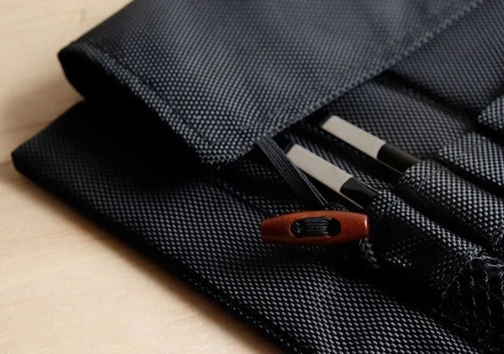 黒い布製ポーチに収納された箸とスプーン
