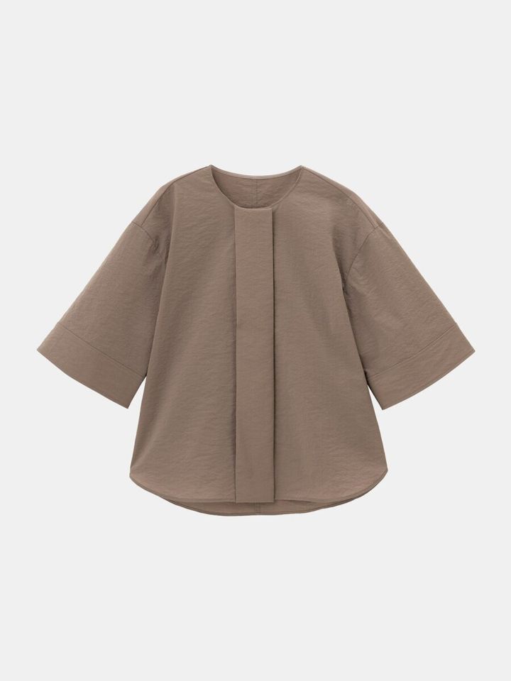 ベージュのワイドスリーブブラウス