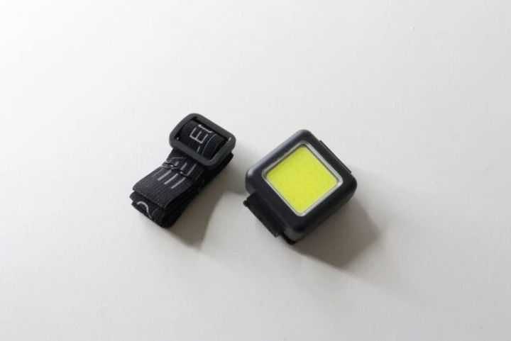 黒いヘッドライト本体と調整可能なバンド