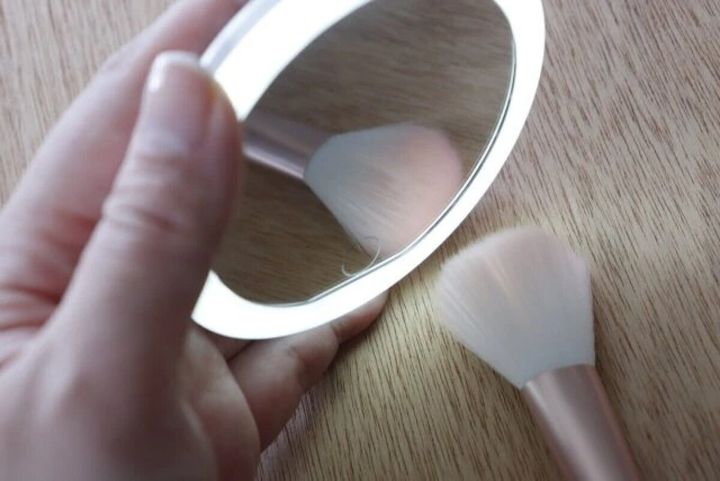 LEDミラーを手に持ちメイクブラシを映す