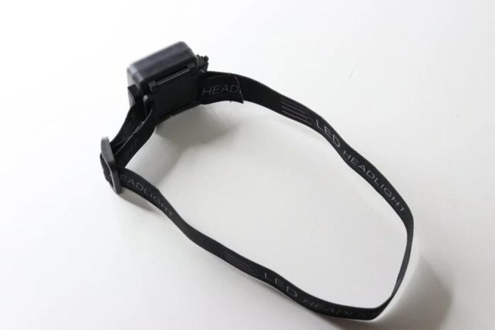 組み立てられた黒いヘッドライトの全体像