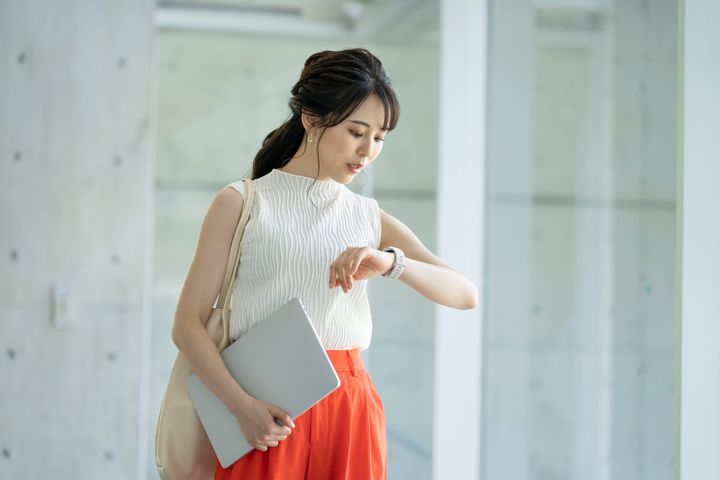 ビジネスの現場でスマートウォッチを着用するのは失礼？（画像はイメージ）