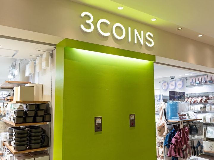 3COINSの「《掃除機でも使える》自動圧縮バッグ3枚セット」は、別売りの圧縮機や家庭の掃除機で手軽に衣類を圧縮できるアイテムです。旅行や帰省の荷造りをぐっと楽にしてくれると話題になっており、その魅力を紹介します。