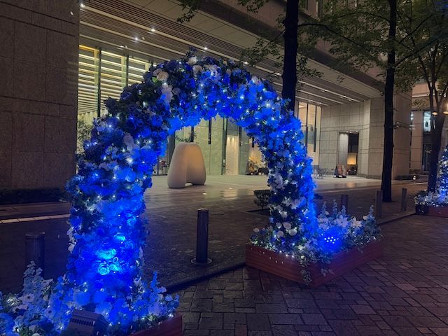 青と白を基調としたアーチ状の花の回廊を写した写真