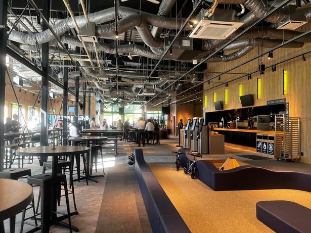 醸造設備を眺められる「POWDERHOOD RESTAURANT & TAPROOM」。カジュアルな雰囲気も魅力