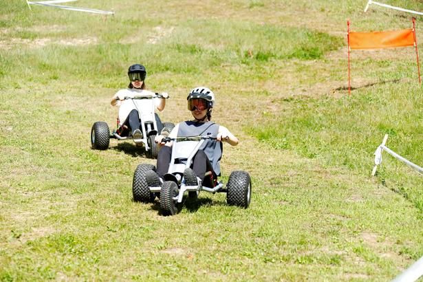 重心の低い三輪構造でカーブもスムーズ。ブレーキを使いながら、自分に合った速度で走行しよう