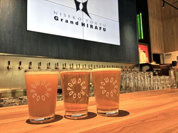 カウンターには複数のビールタップがずらり。ニセコで醸造された個性豊かな一杯を楽しんで