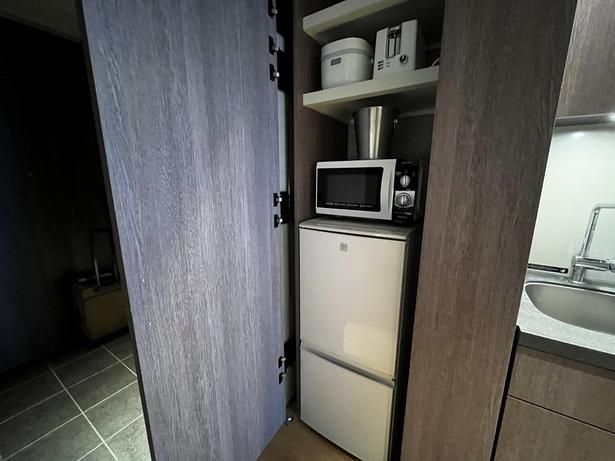 冷蔵庫や電子レンジも備え、快適に過ごせる