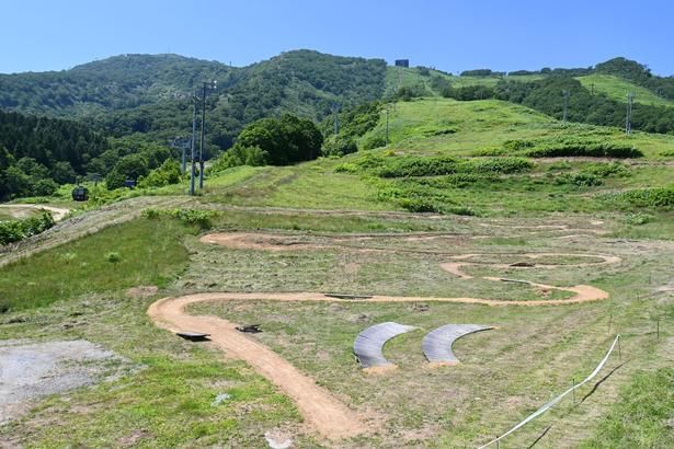 基本姿勢やターンを練習できるスキルアップエリア。コースに出る前のウォーミングアップにも