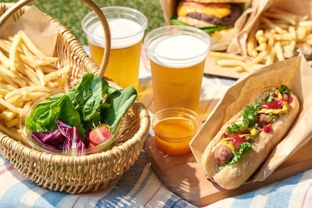 クラフトビールとともに味わいたい料理も充実。ホットドッグやフライドポテトを囲んで乾杯！