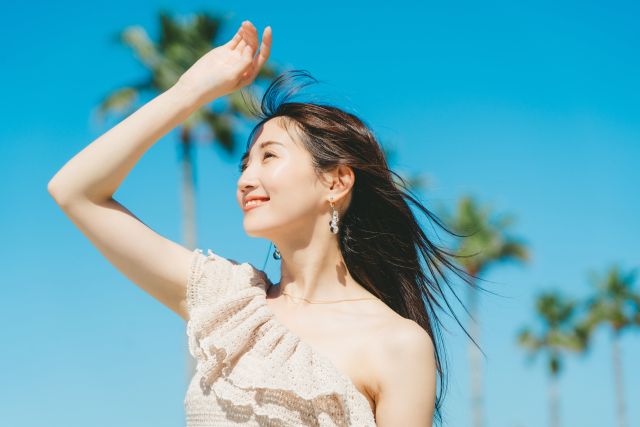 暑い夏 太陽の下で笑顔の女性