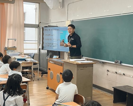 【大阪府】子供の自立心と思いやりを育む。掃除の意義を伝える「お掃除の出前授業」を実施