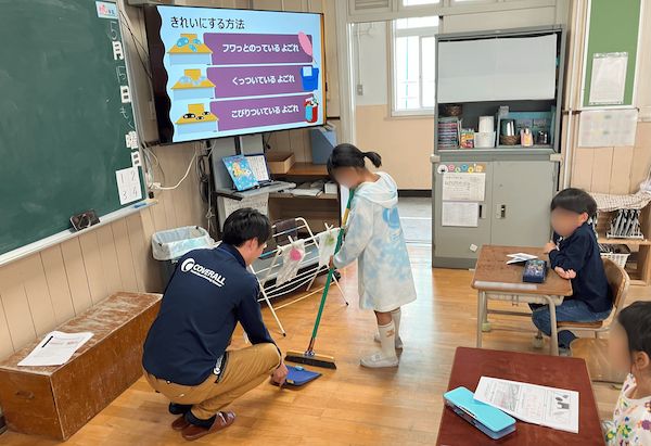 【大阪府】子供の自立心と思いやりを育む。掃除の意義を伝える「お掃除の出前授業」を実施