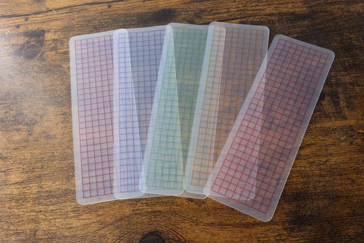 赤黄緑青紫の5色のマスキングテープ用巻き板が広げられている