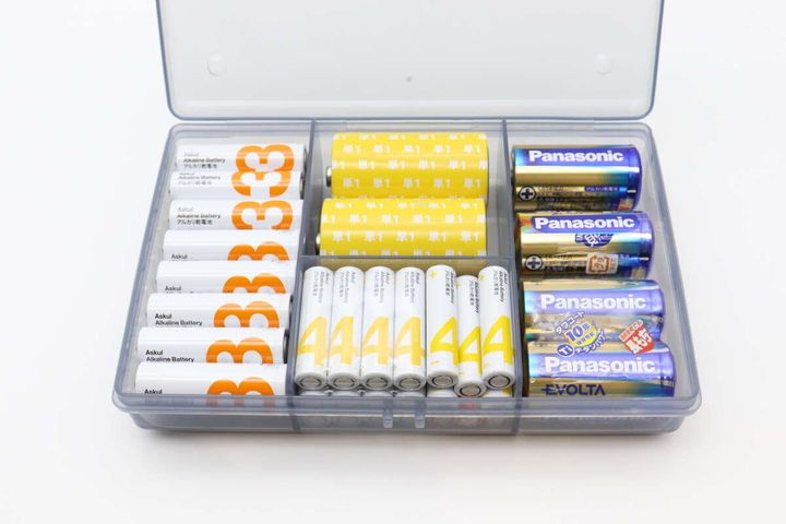 乾電池収納ケースに単1形から単4形までの乾電池が整理されて収納されている様子
