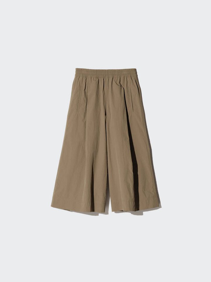 カーキ色のナイロンキュロット