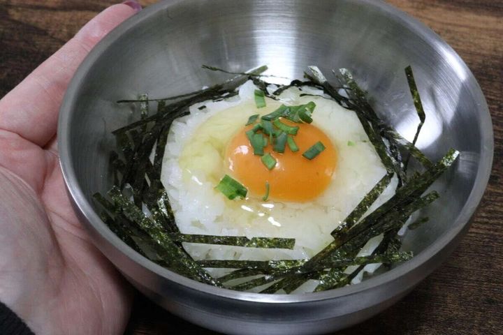 銀色の2重ステンレス茶碗に盛り付けられた卵かけご飯