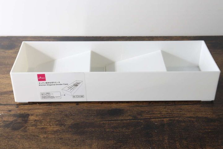 ダイソーの白い斜め仕切りケースの全体像