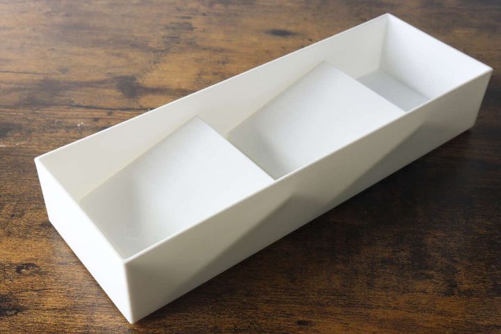 白い斜め仕切りケースを上から見た様子