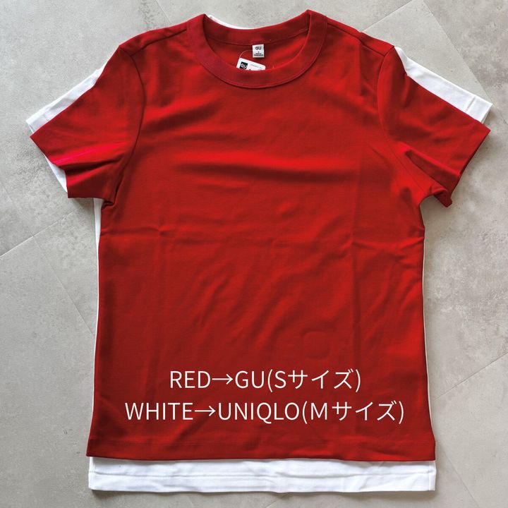 赤いGUのTシャツと白いユニクロのTシャツを重ねて比較