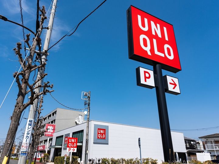 ユニクロの「サテンオーバーサイズショートブラウス/5分袖」は、「UNIQLO：C」ラインのベストセラー商品です。さらっとした肌あたりのサテン素材とカジュアルに着こなせるシルエットが人気で、再販のたびに話題になるこのアイテムを紹介します。