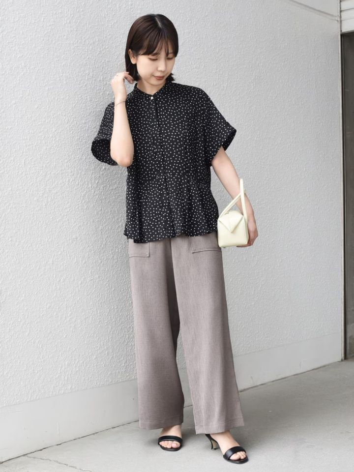 気になる二の腕もカバー！ 黒のドット柄シャツ
