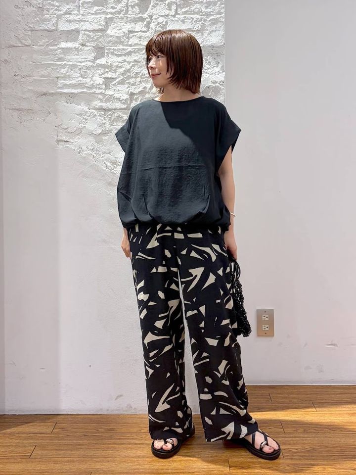 大きめのモダンな柄も黒メインならはきやすい