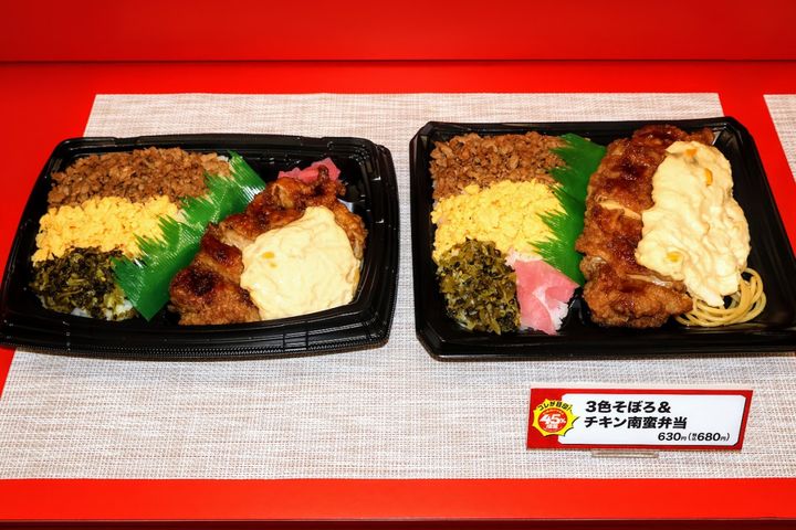 ファミマ“45％増量作戦”全13商品お披露目！ 初登場「3色そぼろ＆チキン南蛮弁当」がボリューム満点＜実物レポ＞ width=