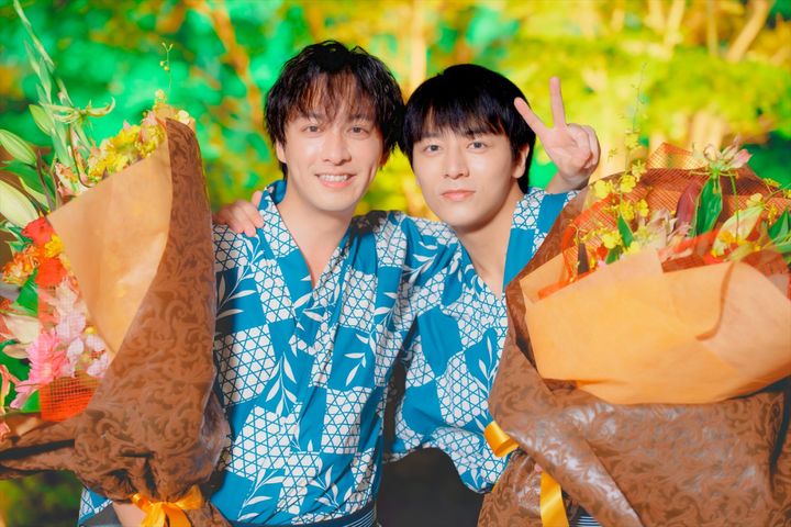 ドラマ『キスは捜査のあとで』のクランクアップを迎えた渡部秀＆齋藤璃佑 （C）ABC width=