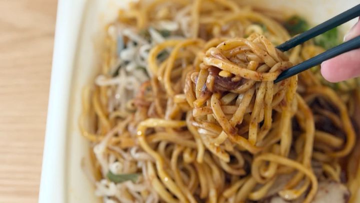 「あと2個追加で食べたい」【ファミマ】人気店監修のカラシビ麺って？