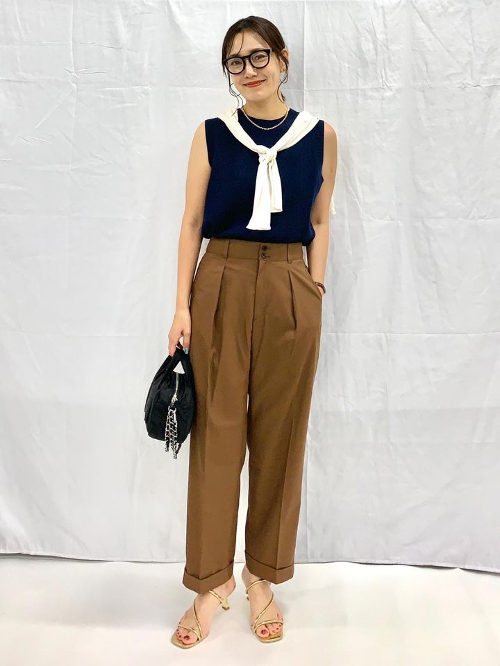 ネイビー＆ブラウンの配色で「大人のおしゃれ見え」がかないます 出典：StyleHint