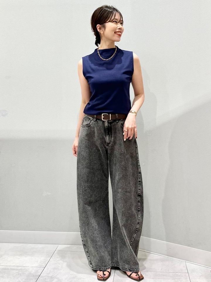 パンツのボリュームとシルエットが今っぽい 出典：StyleHint