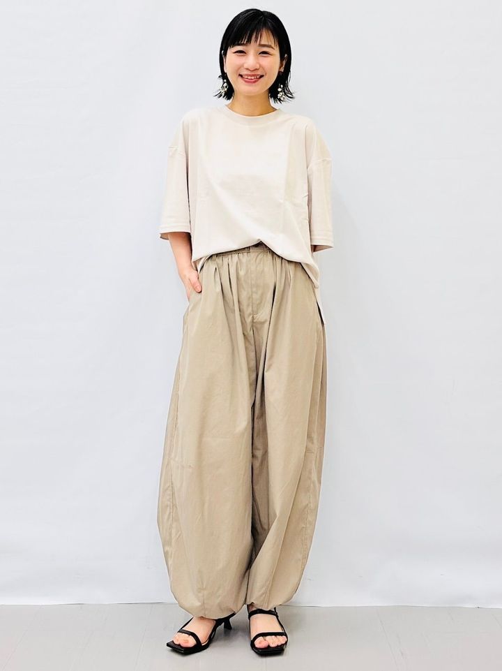 丸みシルエットのパンツで洗練されたワントーンコーデに 出典：StyleHint