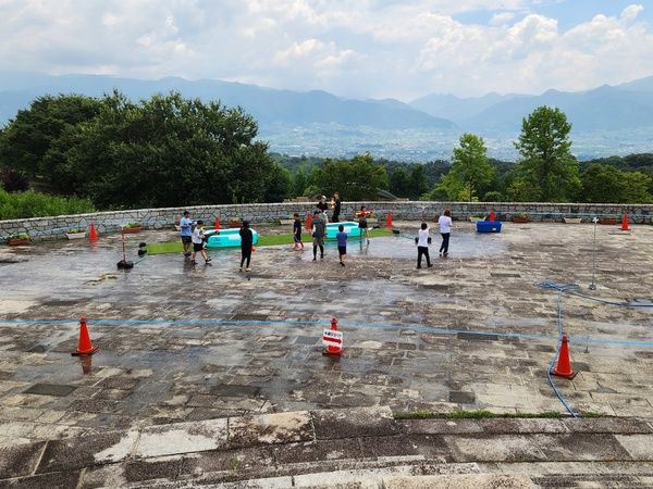 【山梨県山梨市】笛吹川フルーツ公園のサマーフェス！絶景を眺めながら水遊びと桃のスイーツを楽しめる