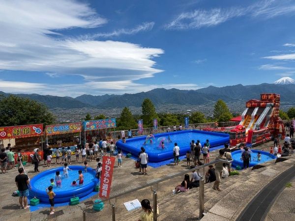 【山梨県山梨市】笛吹川フルーツ公園のサマーフェス！絶景を眺めながら水遊びと桃のスイーツを楽しめる