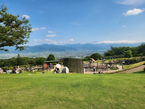 【山梨県山梨市】笛吹川フルーツ公園のサマーフェス！絶景を眺めながら水遊びと桃のスイーツを楽しめる